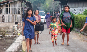 Indonesian residents flee 7.7 magnitude earthquake