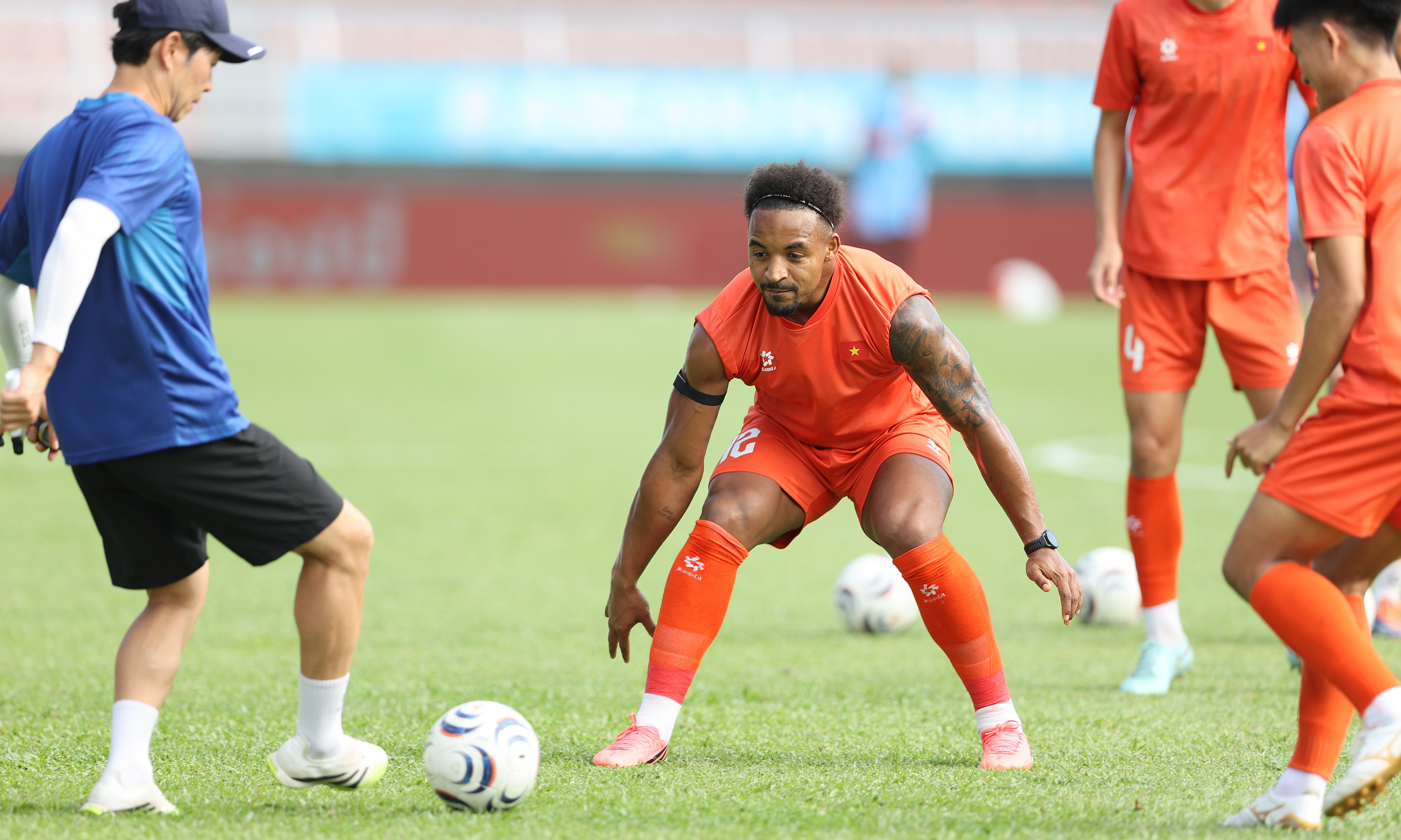 Vietnam national team familiarizes with hard pitch ahead of ASEAN Cup semi-final