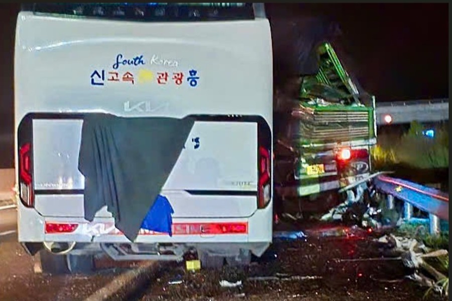 Bus accident on expressway, foreign female tourist dies