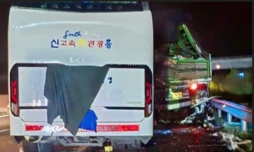 Bus accident on expressway, foreign female tourist dies