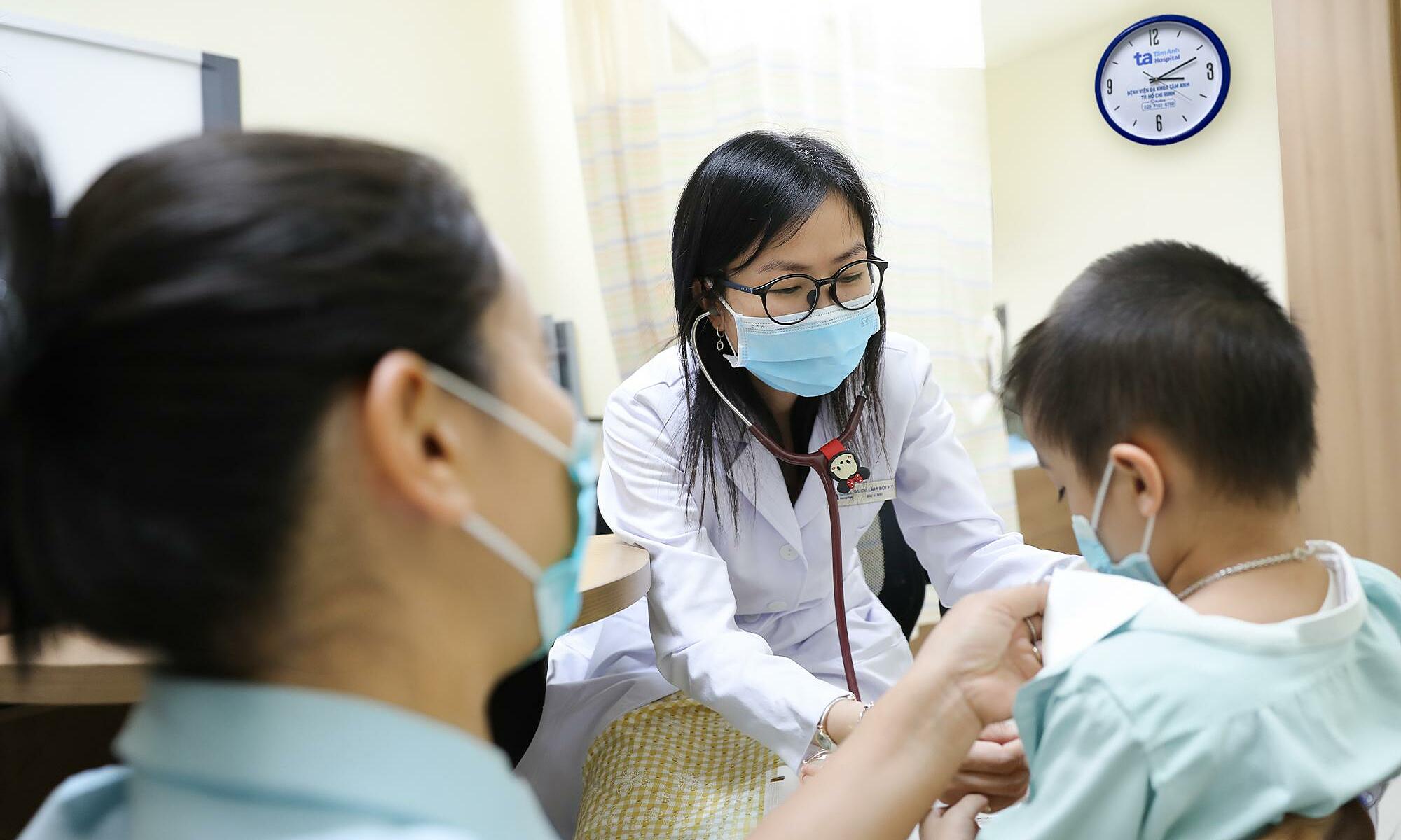 How to introduce solids to babies to prevent digestive disorders?