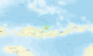 7,7 magnitude earthquake triggers tsunami warning off Indonesia
