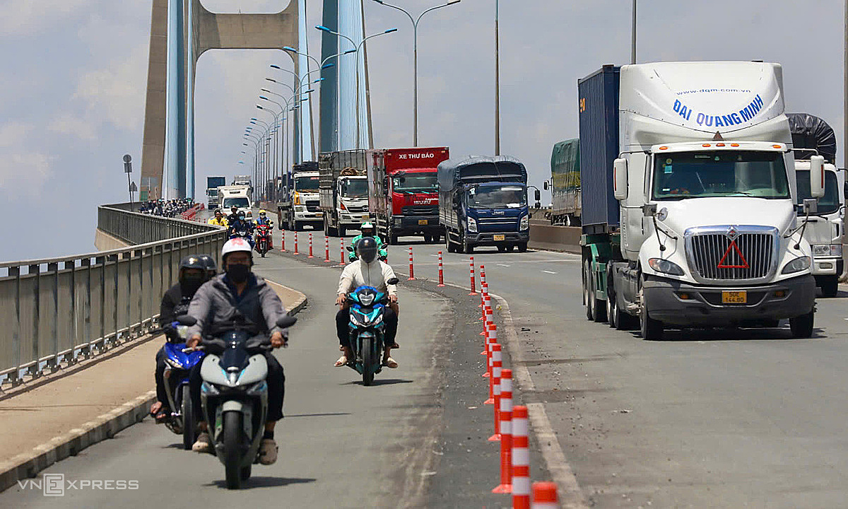 Ho Chi Minh City replaces concrete median barriers with bollards on Phu My Bridge