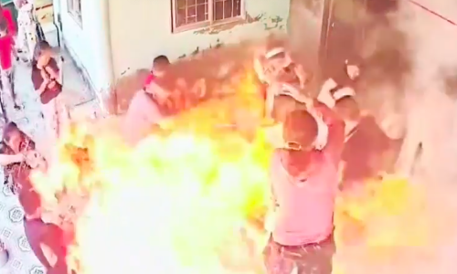 Mini gas stove explodes as 15 people eat hotpot
