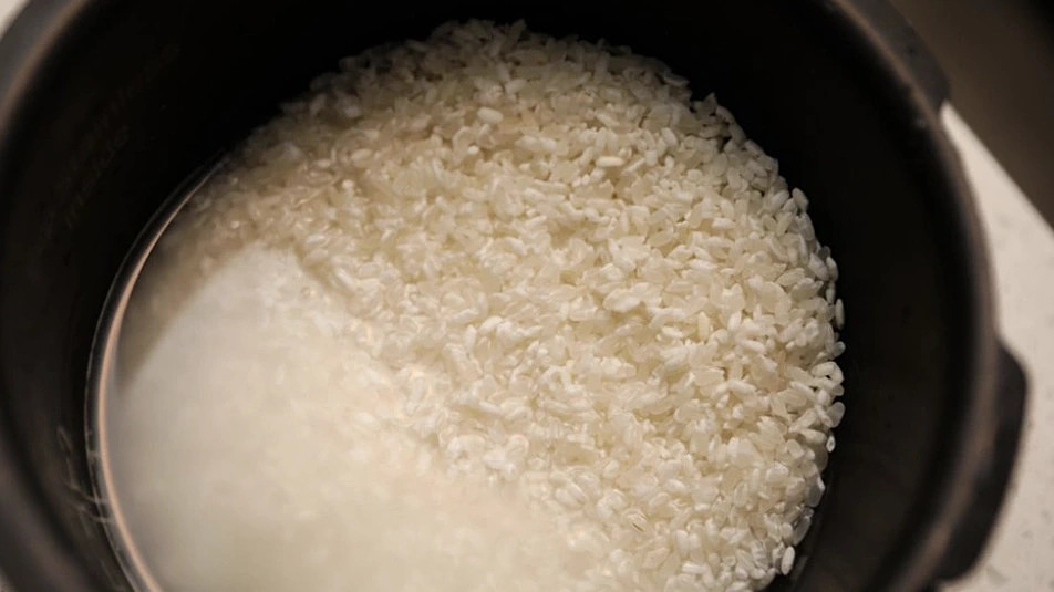 Should you cook rice with hot or cold water?