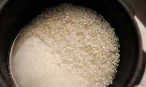 Should you cook rice with hot or cold water?