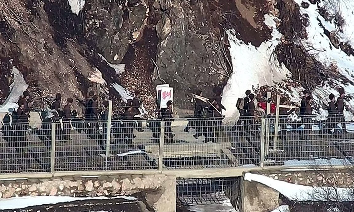 South Korea fires warning shots at North Korean soldiers crossing border