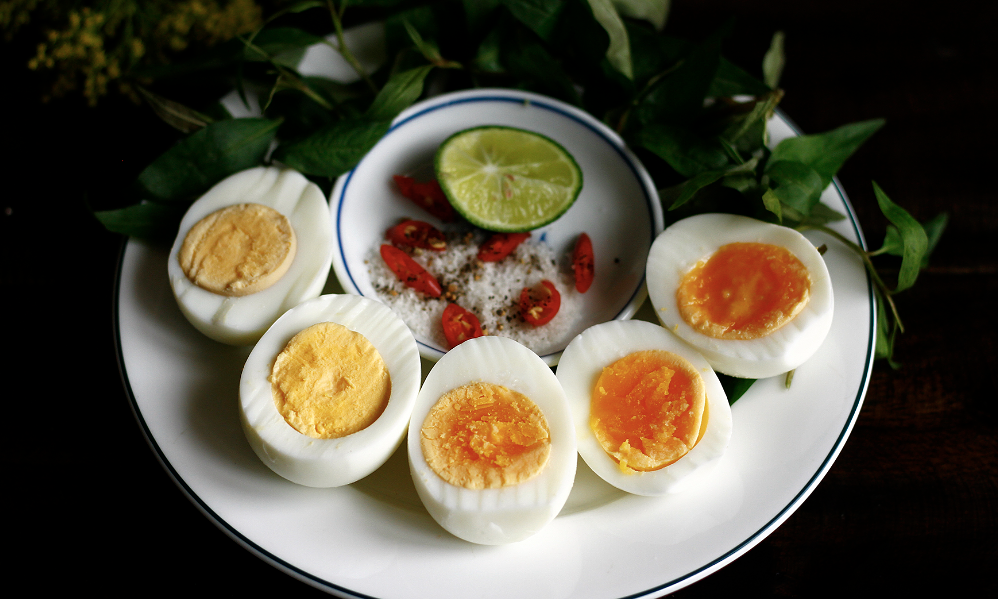 What benefits do eggs offer for eye health?