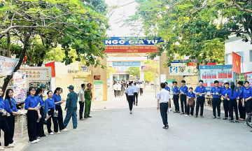 Deputy principal reprimanded after student brings 'cheat sheets' into exam room