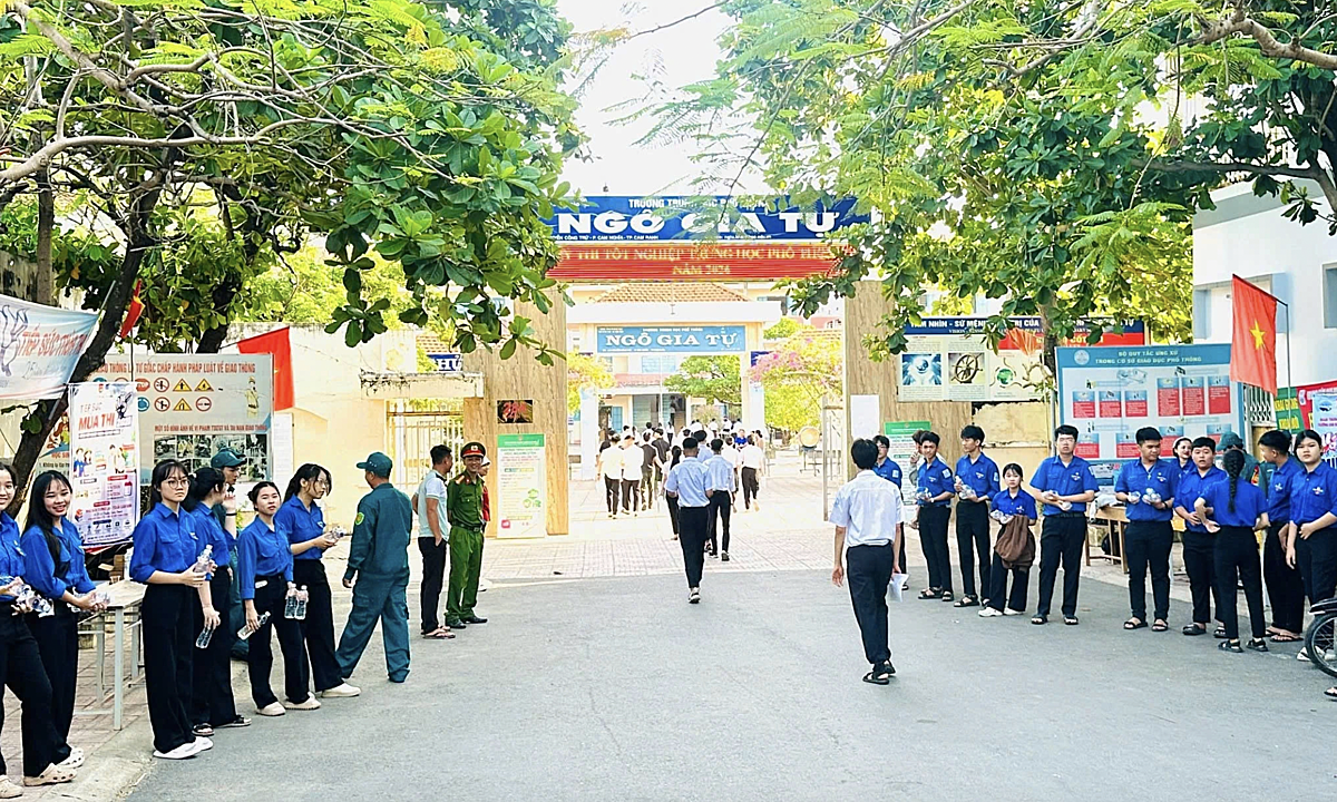 Deputy principal reprimanded after student brings 'cheat sheets' into exam room