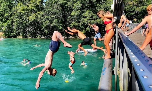 Vietnamese tourist learns from Swiss, takes summer dip in melting glacial river