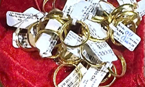 Disguised as a shipper, man steals safe containing over 30 gold rings