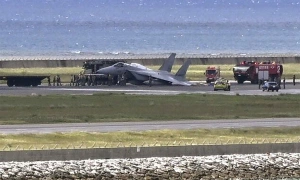 Japanese F-15 landing gear collapses, jet spins 180 degrees on runway