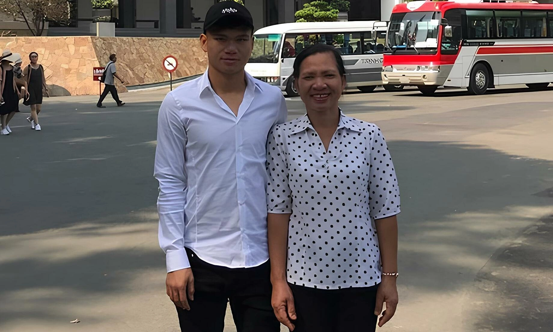 Xuan Manh's parents recount selling buffalo to buy football shoes for their son