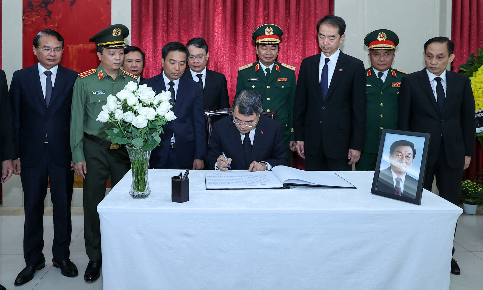 Prime Minister Le Minh Hung pays respects to Zhu Rongji