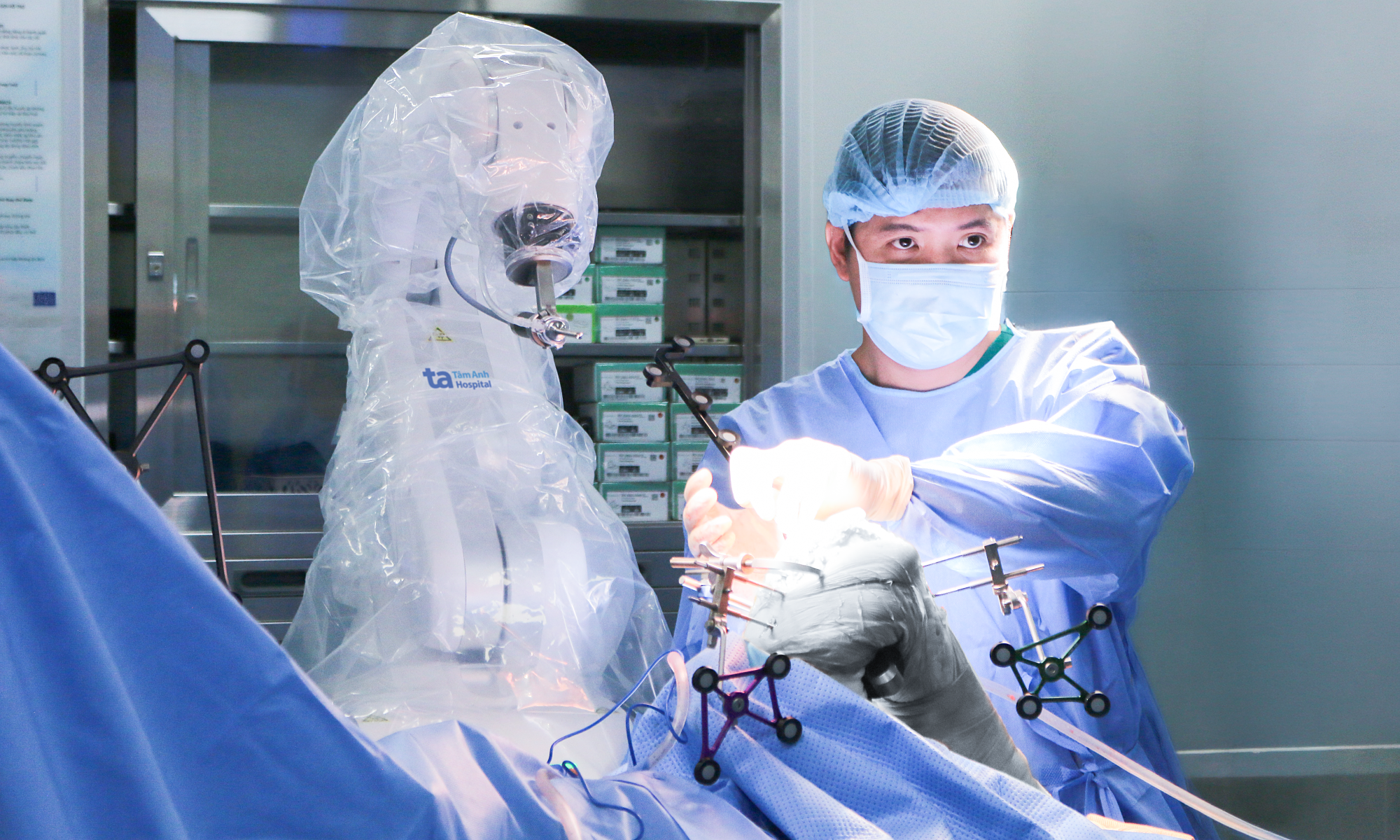 AI robot performs knee replacement for patient with bone plate
