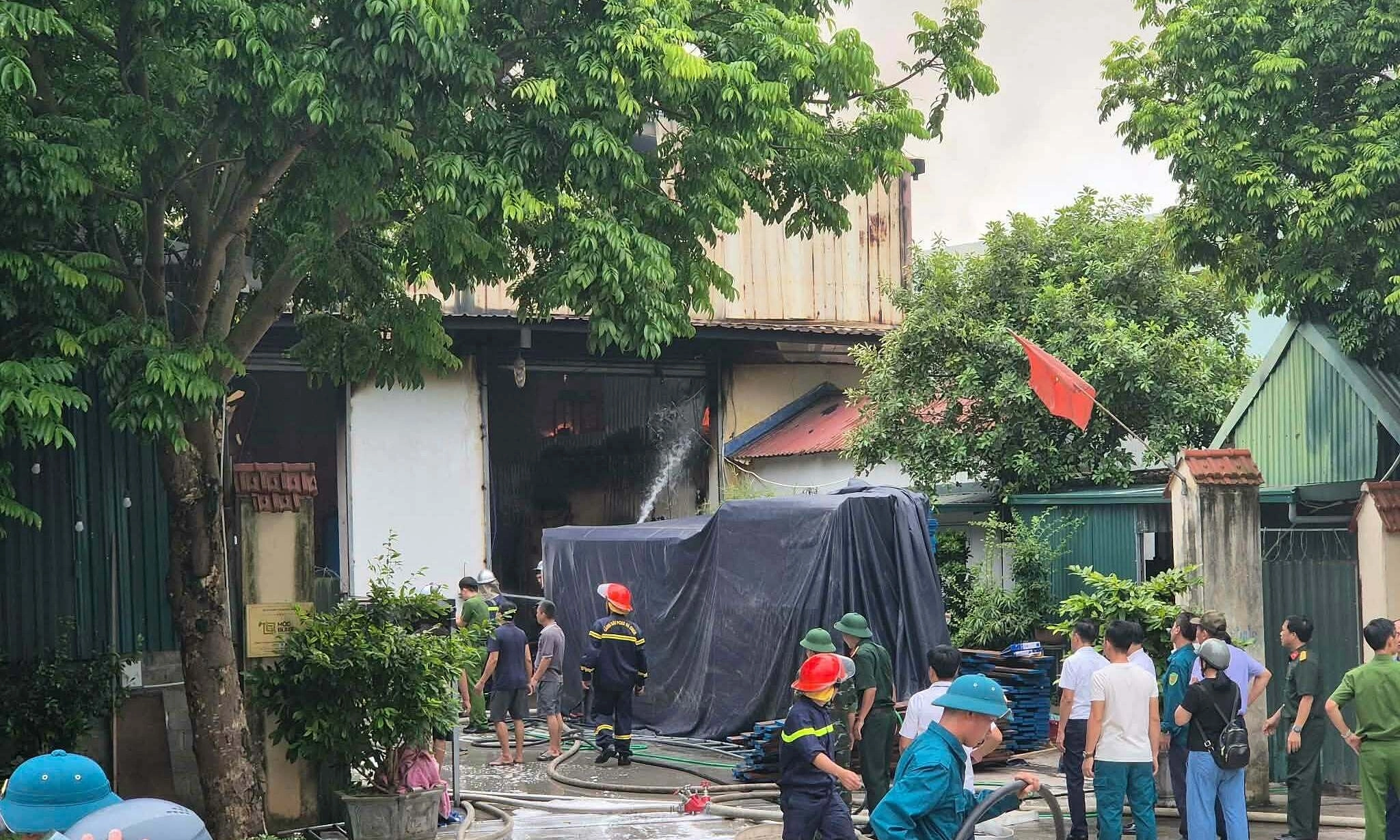 Fire at carpentry workshop in Hanoi, 4 people feared trapped