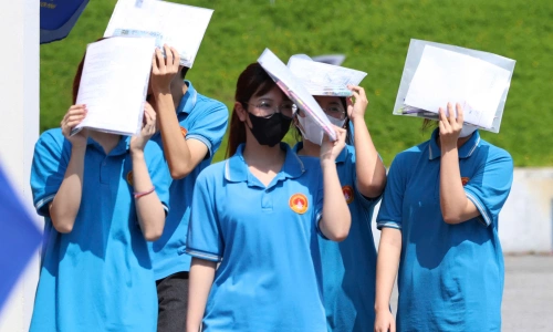 Retake high school graduation exam score distribution for Tuyen Quang specialized high school students