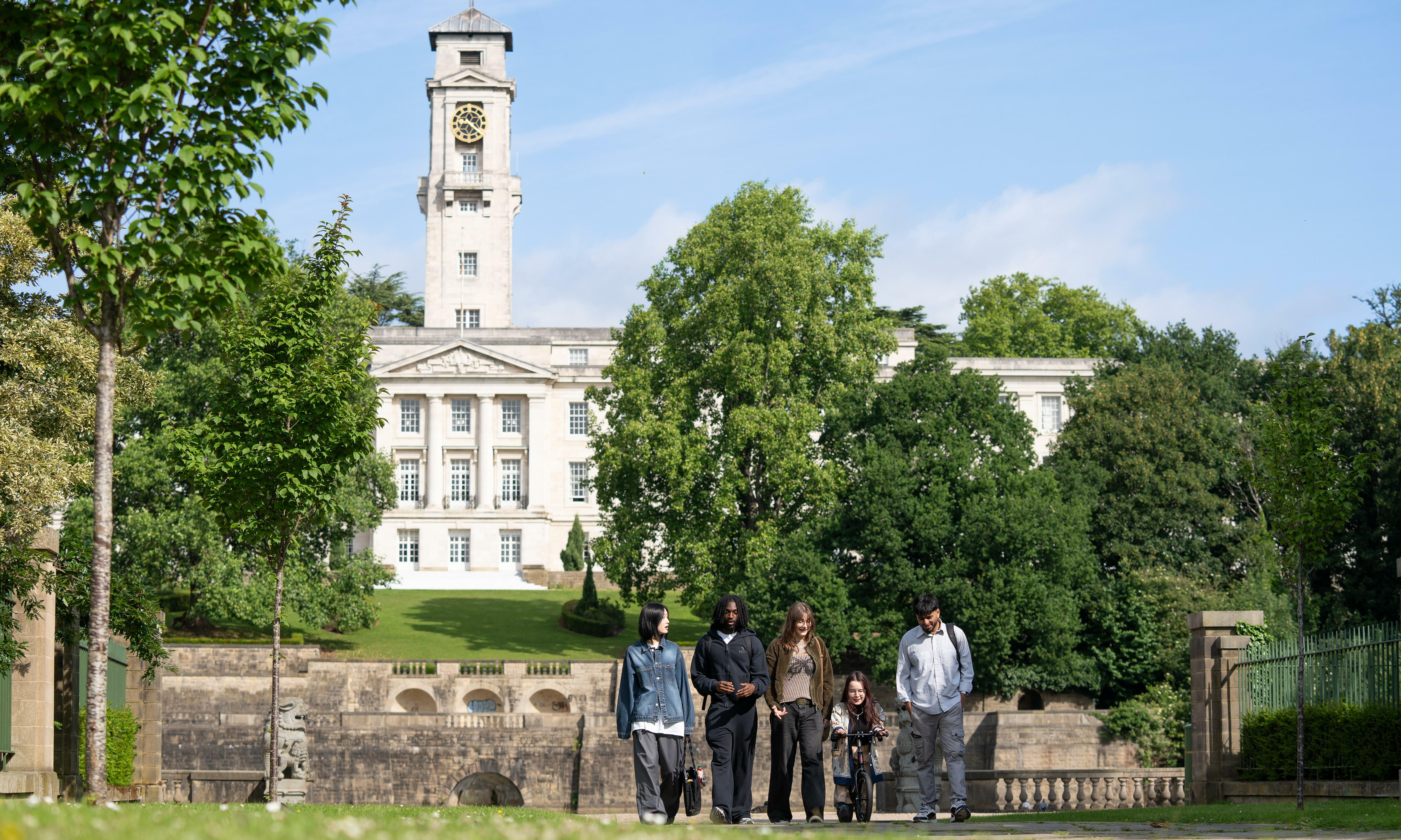 Universities race to 'cut prices' to attract international students