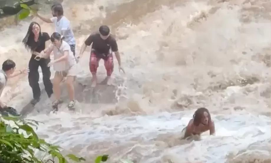 Flash flood sweeps away tourists taking photos in Thailand