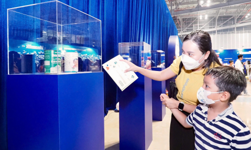 Multiple generations revisit 50 years of memories at Vinamilk exhibition