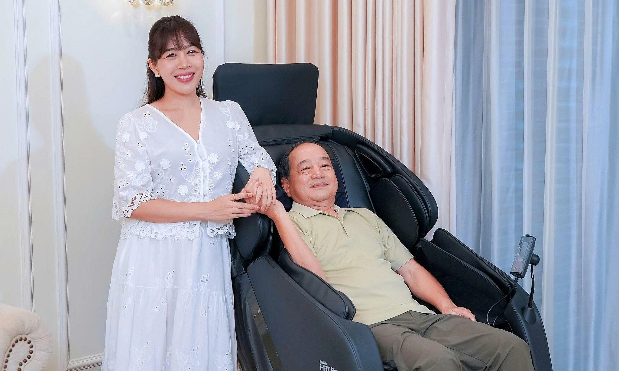 MC Diep Chi chooses therapeutic massage chair as gift for father