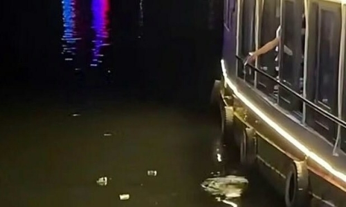 Dragon boat owner fined 1.5 million VND for littering in Perfume River