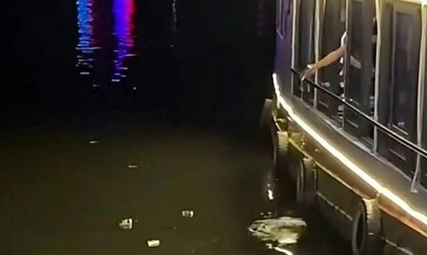 Dragon boat owner fined 1.5 million VND for littering in Perfume River