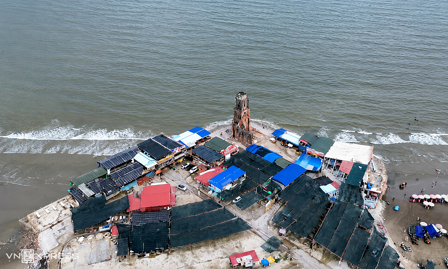 Spontaneous businesses encircle Hai Ly ruined church