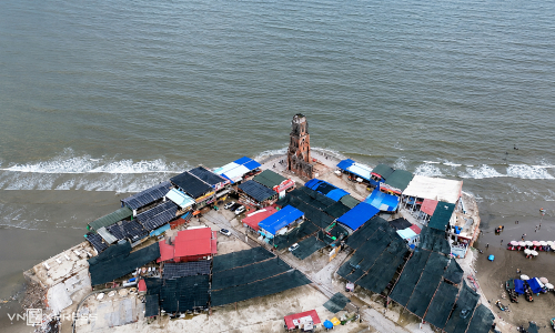 Spontaneous businesses encircle Hai Ly ruined church