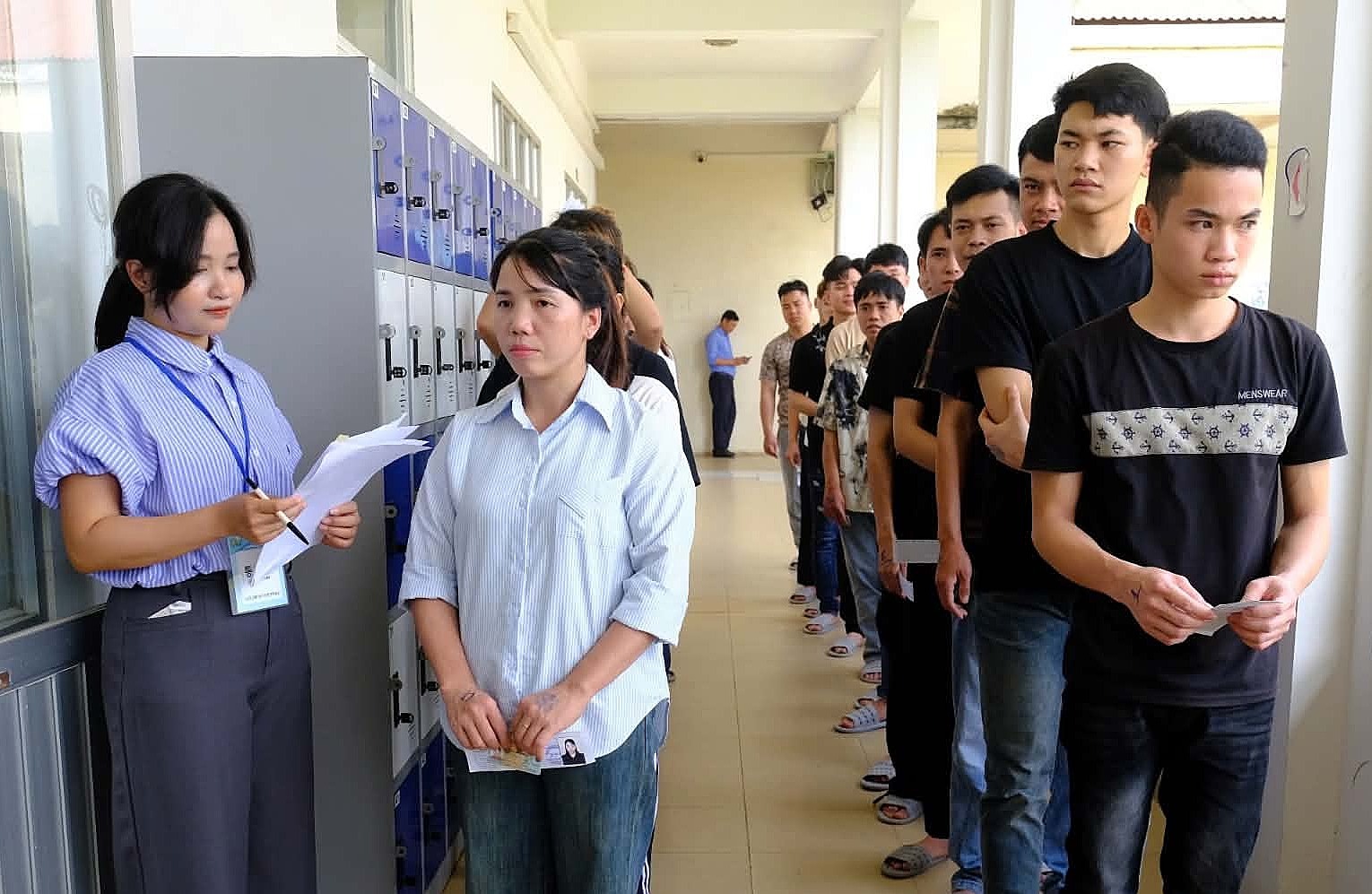 Workers overstaying contracts face 100 million dong fine