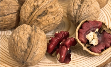 Why eating walnuts before bed is good for cardiovascular health?