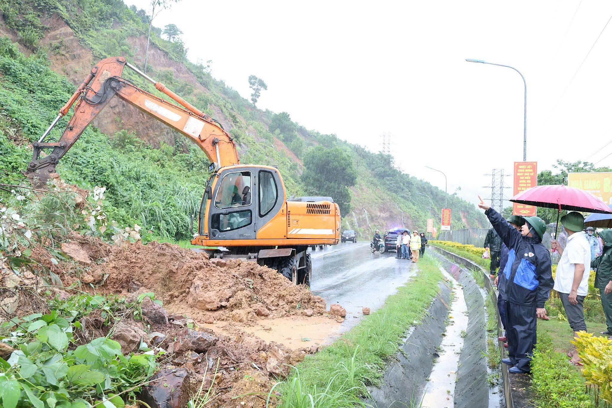 Heavy rain causes landslides, widespread flooding in Quang Ninh
