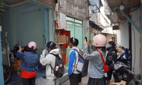 Queuing for 'giant' flan in Ho Chi Minh City