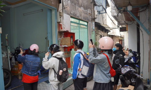 Queuing for 'giant' flan in Ho Chi Minh City