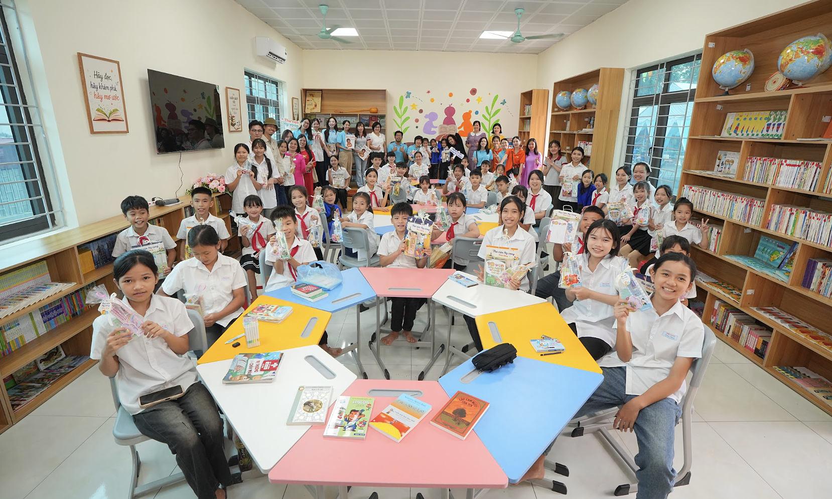 Highland students in Lang Son receive new library