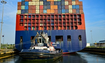 Super El Nino causes congestion on vital shipping route to the US