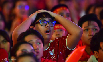 Fans breathe sigh of relief after goalkeeper Le Giang Patrik's save