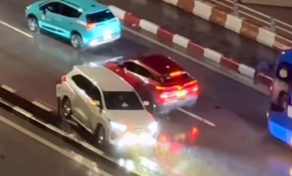 Driver blocked after driving against traffic on Bai Chay Bridge