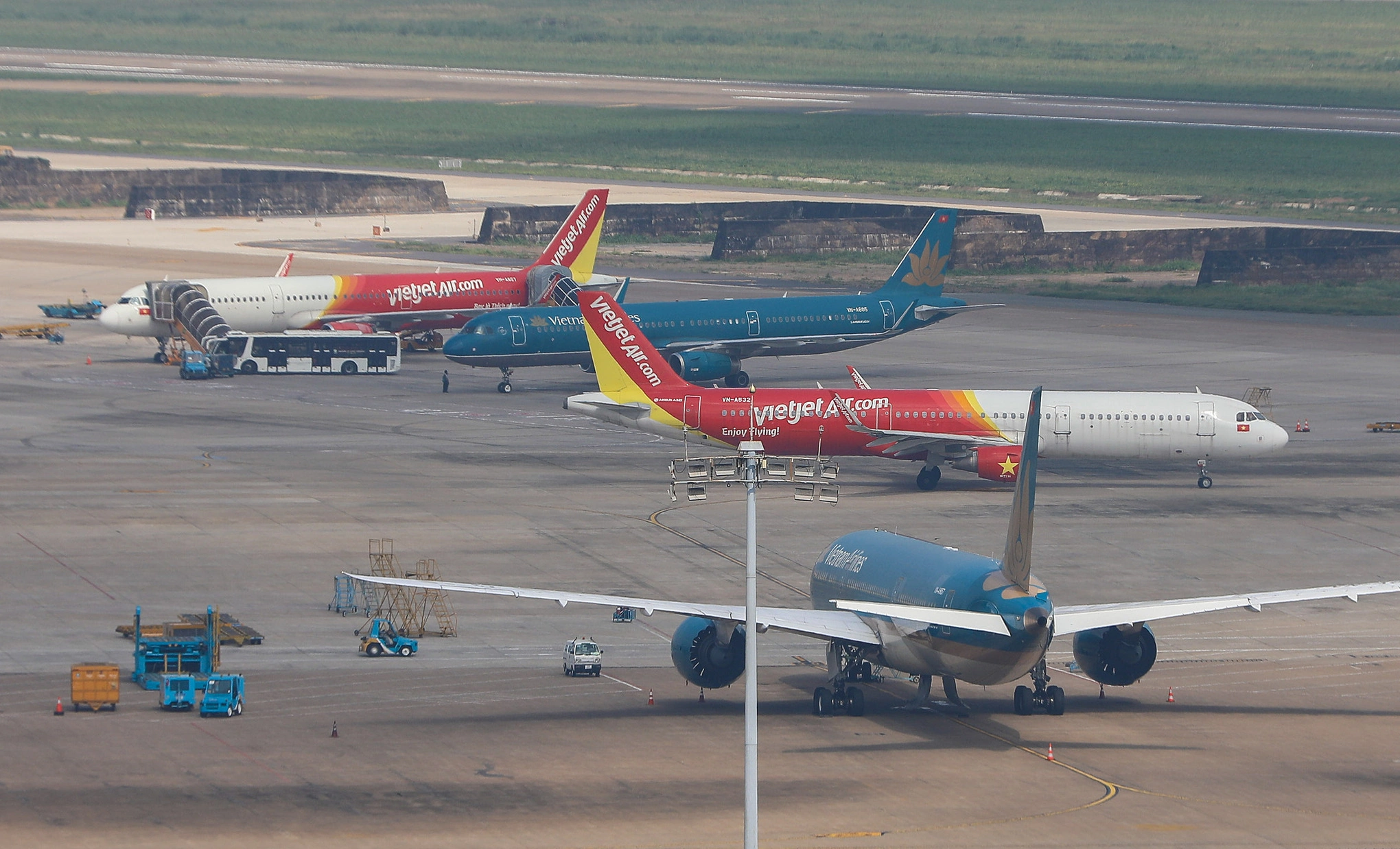 Tan Son Nhat, Noi Bai Increase Flight Frequency for Tet Nguyen Dan 2027