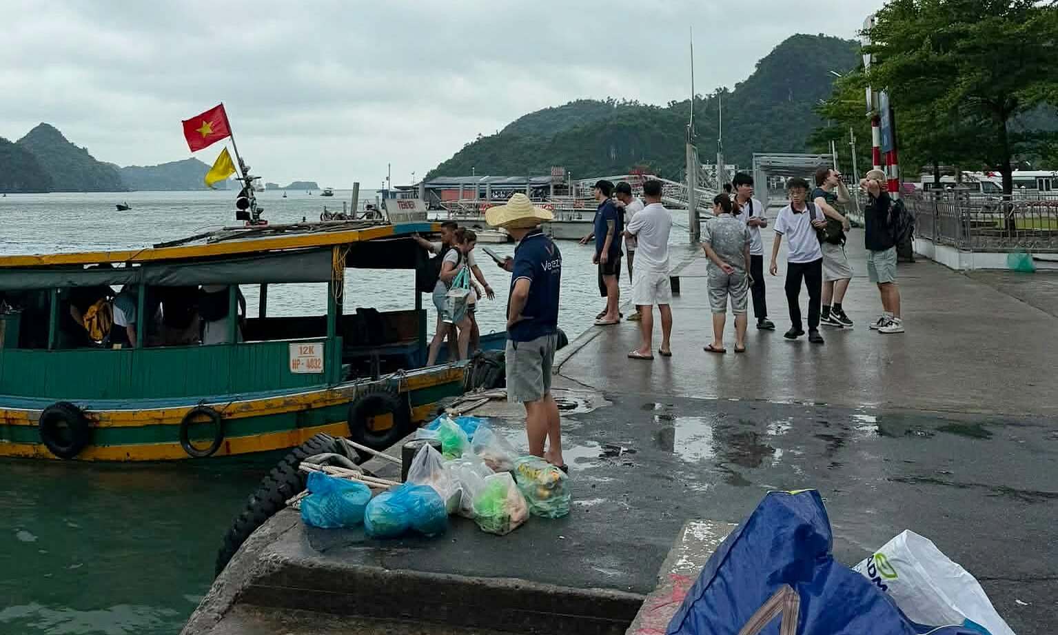 Over 1,700 tourists remain on Cat Ba island