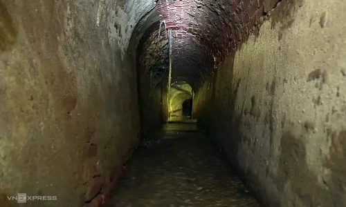 Ho Chi Minh City repairs old sewers in the city center without excavating roads