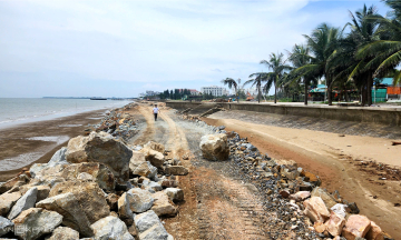Concerns rise as sea embankment project threatens Hai Tien beach