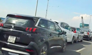 7-car pile-up on Ho Chi Minh City - Trung Luong expressway