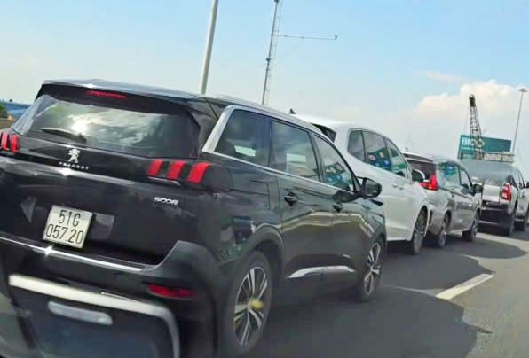 7-car pile-up on Ho Chi Minh City - Trung Luong expressway