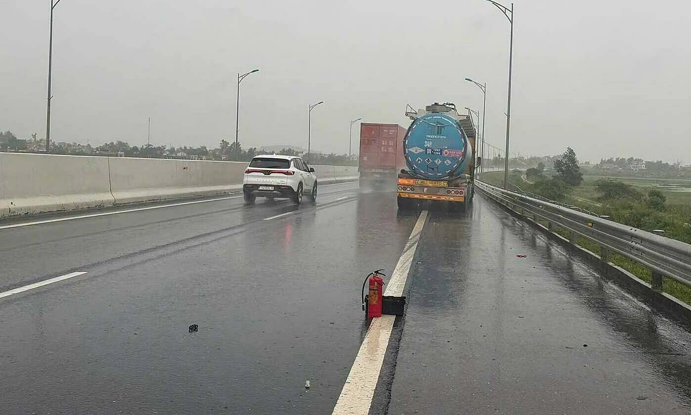Driver fined 13 million VND for using fire extinguisher as an expressway warning