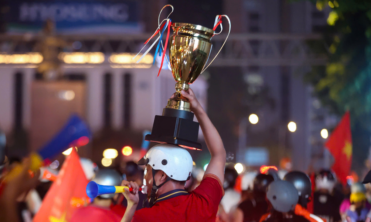 Diverse ways Vietnamese fans celebrate victory on the streets
