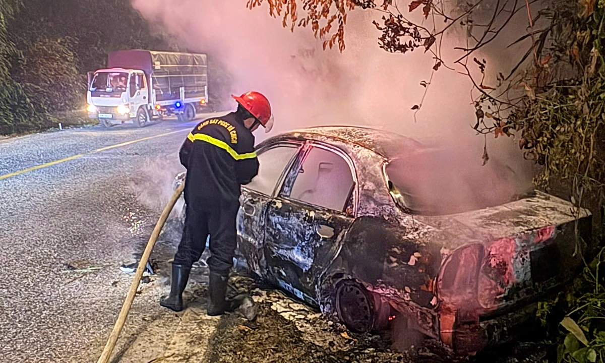 Car carrying four people catches fire on Bao Loc Pass