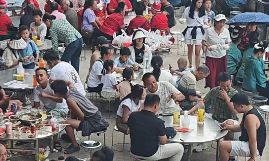 Family hosts 350-table banquet to celebrate finding lost son