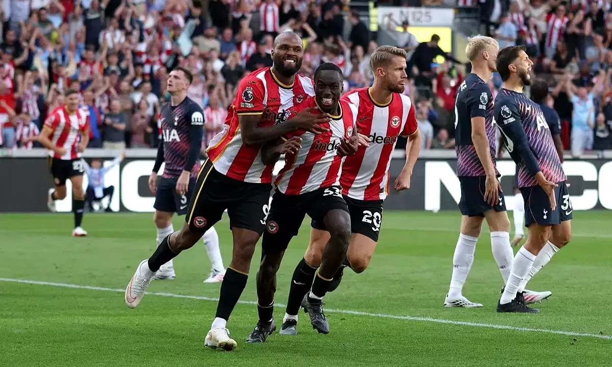 Tottenham suffers heavy defeat in Premier League opener